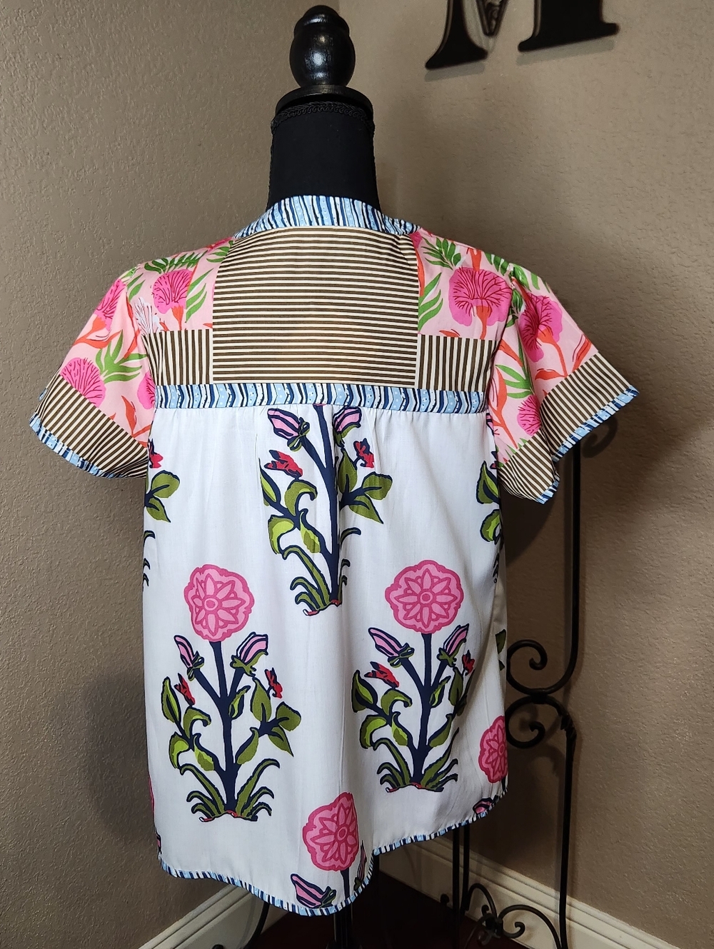 Floral Split-Neck Cotton Blouse in White and Pink - Picture 2 of 10